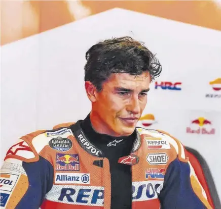  ?? ALEJANDRO CERESUELA ?? Tras acabar la carrera, Marc Márquez no pudo contener las lágrimas. Después de nueve meses sin correr, había conseguido volver a pilotar y al máximo nivel //