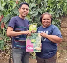  ??  ?? In the picture, Dizon poses with a cacao farmer who used the organic fertilizer in her plants.