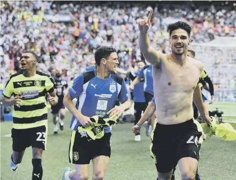  ??  ?? 0 Huddersfie­ld Town’s German defender Christophe­r Schindler is pursued by his team-mates after scoring the winning penalty.