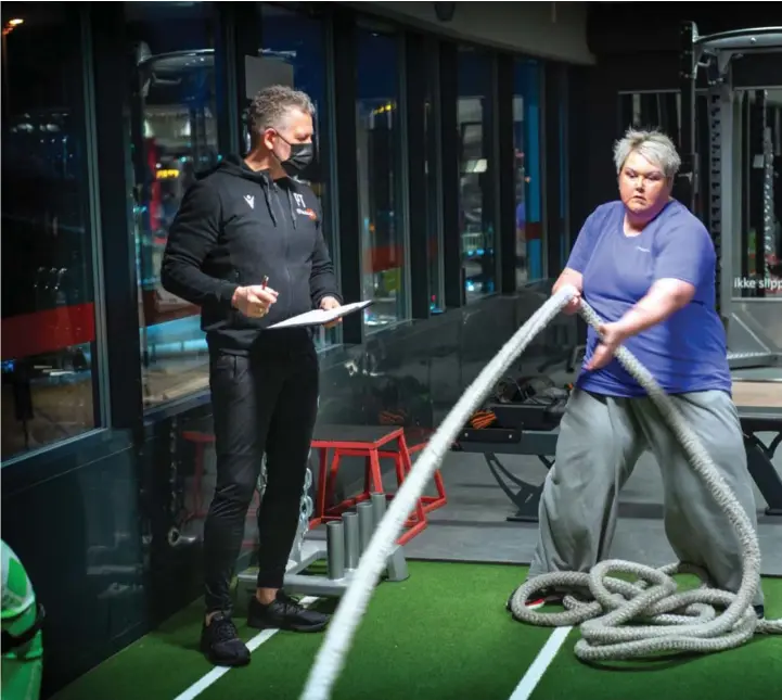  ??  ?? Heidi Rosander sammen med personlig trener Øystein Olav Grønolen. I dag står det blant annet trening med tunge tau på programmet.