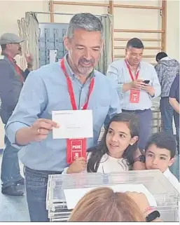  ?? ?? El candidato del PSOE y actual alcalde, Javier Ruiz, ayer votando.