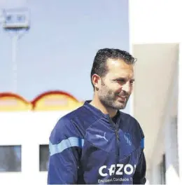  ?? FRANCISCO CALABUIG ?? Rubén Baraja, entrando a la sala de prensa de la ciudad deportiva, ayer.