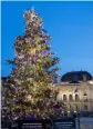  ??  ?? From above: a Christmas tree dazzles in Sechseläut­enplatz; magical lights; a luxurious Junior Suite at Baur au Lac. Right: Zürich’s markets sparkle at night