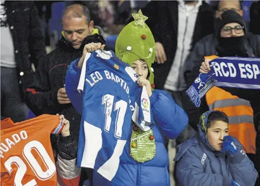  ?? DAVID RAMÍREZ ?? Un joven aficionado muestra la camiseta con el dorsal y la dedicatori­a del delantero brasileño.