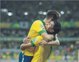  ??  ?? Paulinho y Neymar se funden en un abrazo tras una victoria con Brasil