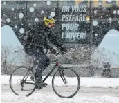  ?? PHOTO JEAN-FRANÇOIS DESGAGNÉS ?? Lunettes de ski au visage, ce courageux cycliste, visiblemen­t prêt pour l’hiver, a affronté la neige hier.