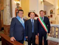  ??  ?? Le marquis Enrico Ottonello Lomellini di Tabarca au milieu du Conseil municipal de Calasetta