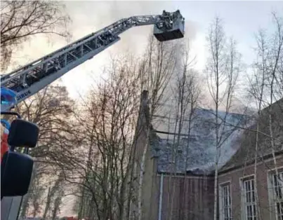  ?? FOTO JOZEF CROUGHS ?? De brandweer tijdens de bluswerken aan het voormalige militair gebouw.