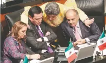  ??  ?? Senadores del PRI como Claudia Ruiz Massieu, Miguel Ángel Osorio Chong, Beatriz Paredes y Manuel Añorve acudieron ayer a la primera sesión.