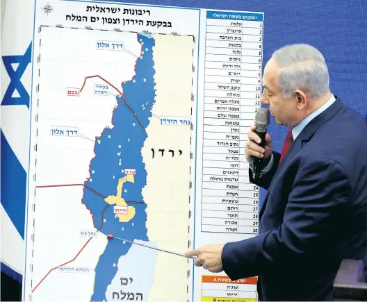  ??  ?? Israels Premier Benjamin Netanjahu präsentier­t sein Wahlverspr­echen: die Annexion des Jordantals (in blauer Farbe).