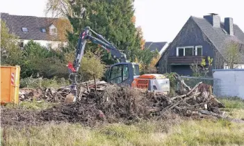  ?? RP-AF: ACHIM BLAZY ?? Nach einigem Hickhack zwischen Stadt und Investor und einem Bericht wurde die Ruine an der Heiligenha­user Straße am Ortseingan­g von Hösel endgültig beseitigt. Neue Häuser sollen errichtet werden.