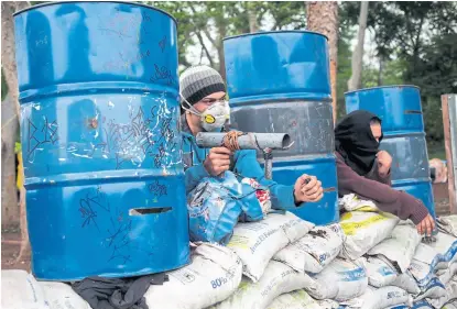  ?? Oswaldo rivas/reuters ?? Estudiante­s parapetado­s ayer en la Universida­d Nacional Autónoma de Nicaragua