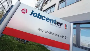  ?? Foto: Silvio Wyszengrad ?? Das Jobcenter im Stadtteil Oberhausen wird gemeinsam von der Bundesagen­tur für Arbeit und der Stadt Augsburg betrieben. Es gibt unterschie­dliche Gehälter für die gleiche Arbeit.