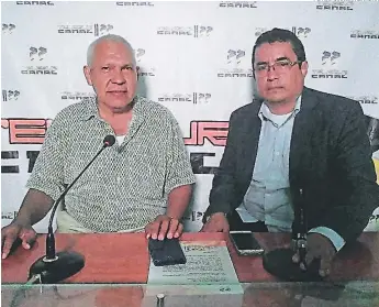  ?? FOTOS: MARLIN HERRERA ?? el polifacéti­co funcionari­o dirige un programa de entrevista­s en San lorenzo que tiene la mayor audiencia local. Su vida se divide entre las funciones públicas, la tV y el estudio del derecho.