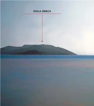  ??  ?? Sopra, Kas, cittadina turca. A destra, Megisti (Meis in turco), sull’isola di Kastellori­zo, che nel 1920 fu ceduta dai francesi all’Italia (fino al 1945). Qui è stato girato il film Mediterran­eo (1991) ISOLA GRECA