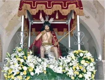  ?? NEHEMÍAS ALVINO ?? La escultura del Santísimo se lleva en procesión por la iglesia de Santa Bárbara