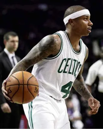  ?? Charles Krupa - 29.jan.2017/Associated Press ?? O armador Isaiah Thomas, então no Boston Celtics, disputa jogo contra o Detroit Pistons