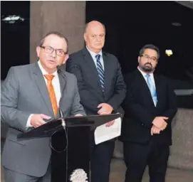  ?? LN ?? Marvin Carvajal (izq.), director jurídico de Casa Presidenci­al, explicó que los directivos suspendido­s seguirán devengando dietas mientras se resuelva su caso. Con él, Rodolfo Piza y Juan Carlos Mendoza.