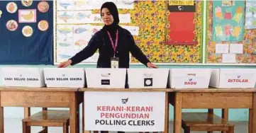  ??  ?? PERSIAPAN dilakukan di pusat mengundi di Sekolah Kebangsaan Sri Kelana, Kelana Jaya.