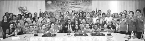  ??  ?? Minggu Jampong (centre wearing suit) gives the thumbs-up with Dr Jusoh (at his right), chairman of Kapit Health Clinic Lawrence Bantah and others.