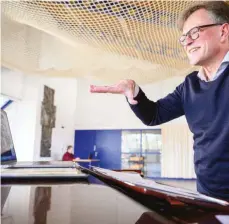  ?? FOTO: SEBASTIAN GOLLNOW ?? Rainer Homburg, künstleris­cher Leiter der Stuttgarte­r Hymnus-Chorknaben, spricht während einer Chorprobe mit den Sängern, die per Laptop zugeschalt­et sind.