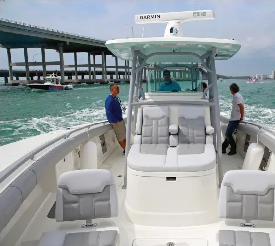  ??  ?? Retour à la marina du Boat Show après un run dans la baie de Key Biscayne. Le Mako multiplie les assises mais propose à la base une «version dénudée», plébiscité­e par les pêcheurs.