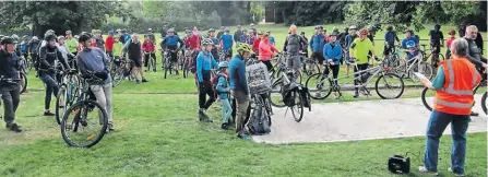  ?? ?? Briefing cyclists before the start.