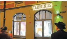  ?? FOTO: IRIS MARIA MAURER ?? So sieht sie aus: die Aktion der Gruppe von Ali Salmi in den Fenstern der Brasserie Terminus am Gerberplat­z.