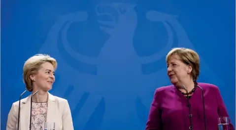  ?? Foto: EFE. ?? La presidenta de la Comisión Europea, Ursula von der Leyen, y la canciller de Alemania, Ángela Merkel.