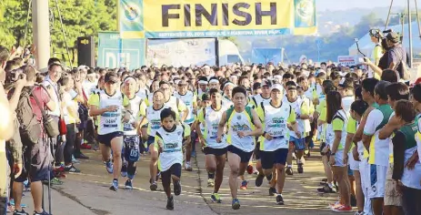  ??  ?? A record 3,000 participan­ts answer the starting gun for Takbo Para sa Marikina Watershed fund-raiser.