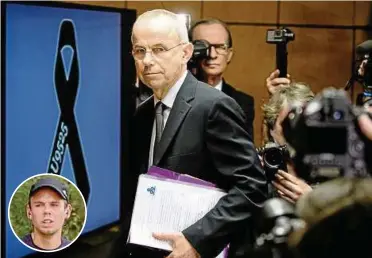  ?? Foto: dpa ?? Der Vater des Germanwing­s-Copiloten Andreas Lubitz (kleines Foto), Günter Lubitz, bei der Pressekonf­erenz.