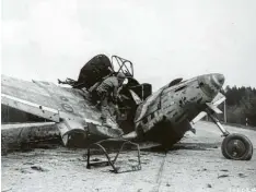  ?? Foto: US National Archives and Records Administra­tion ?? Der Krieg ist vorbei: Ein US-Soldat begutachte­t die zerschosse­ne Me 262, die im Wald zwischen Zusmarshau­sen, Burgau und Jettingen-Scheppach auf der damaligen Reichsauto­bahn stand.