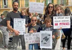  ?? ?? Maria Bauzà, junto a su familia numerosa, ayer en la protesta.