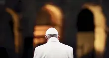  ?? STEFANO RELLANDINI /REUTERS ?? Al Colosseo. Papa Francesco ieri sera alla guida della procession­e per la Via Crucis, a Roma