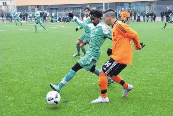  ?? ARCHIVFOTO: MICHAEL PANZRAM ?? Sowohl der FC Isny (links Lamin Samatech) als auch der SV Haisterkir­ch haben in dieser Woche ein Nachholspi­el in der Fußball-Bezirkslig­a. Der SVH kämpft gegen den Abstieg.