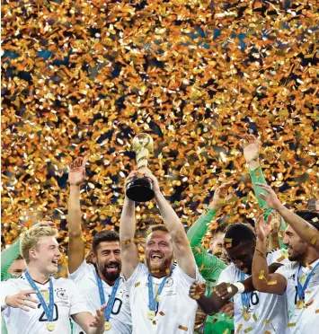  ?? Foto: dpa ?? Shkodran Mustafi (mit Pokal) und seine Kameraden haben am Sonntag den Confed Cup gewonnen, die deutsche U21 ist zwei Tage zuvor Europameis­ter geworden.