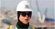  ??  ?? Project engineer Mai Al-Messad talks to reporters at the constructi­on site of the Jaber Causeway.