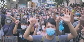  ?? AP ?? PROTESTA. Los ciudadanos exigen más democracia en el territorio.