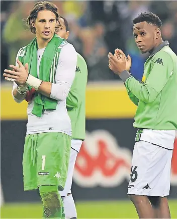  ?? FOTO: IMAGO ?? Torwart Yann Sommer (links) ist ein „Kümmerer“bei Borussia, Ibo Traoré (rechts) ein „Integratio­nsbeauftra­gter“, Raffael wirkt im Hintergrun­d.