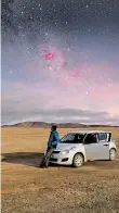  ?? Foto: P. Horálek ?? V Chile Petr Horálek a Mléčná dráha v poušti Atacama.