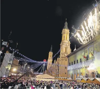  ?? EL PERIÓDICO ?? Imagen de archivo de la zaragozana plaza del Pilar en plan fiesta de Nochevieja.