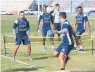  ??  ?? PRÁCTICA. Omar Elvir y Kevin López (espalda) durante el entreno de Motagua.