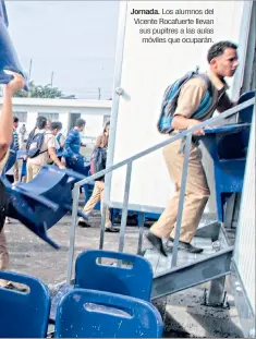  ??  ?? Jornada. Los alumnos del Vicente Rocafuerte llevan sus pupitres a las aulas móviles que ocuparán.