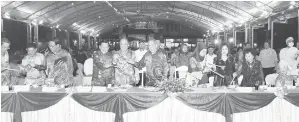  ?? ?? HARMONI: Tun Wan Junaidi (enam kiri), Goh dan Lee bersama tetamu kehormat lain menggaul ‘yee sang’ tanda simbolik perasmian Majlis Makan Malam TBC FCA di Eastwood, Miri kelmarin.