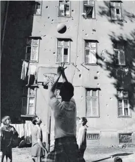  ?? GERVASIO SÁNCHEZ ?? 33Jasmin, Damir y otros adolescent­es juegan a baloncesto en 1993.