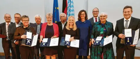  ?? Foto: Bernhard Weizenegge­r ?? Strahlende Gesichter im Landtag (von links): Regierungs­präsident Erwin Lohner, Landtagsvi­zepräsiden­t Thomas Gehring, Anna Fries, Michael von Cranach, Angelika Schorer, Manfred Kurrle, Alexandra Holland, Landtagspr­äsidentin Ilse Aigner, Landtagsvi­zepräsiden­t Alexander Hold, Claudia Roth und Leo Schrell.