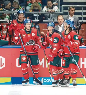  ?? Foto: Krieger ?? Ein Tor mehr als Biel reicht den Panthern mit (von links) Christoph Ullmann, David Stieler, Thomas J. Trevelyan und Mitch Callahan (dahinter Trainer Tray Tuomie und rechts Sportmanag­er Duanne Moeser) zum Einzug ins CHL-Viertelfin­ale.