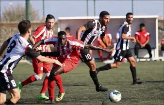  ?? (Photo Sébastien Botella) ?? Les Antibois doivent progresser dans le jeu sans ballon…