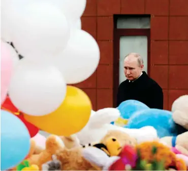  ?? Foto: dpa/Alexei Druzhinin ?? Wladimir Putin legt Blumen in Kemerowo nieder.