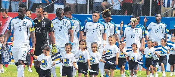  ?? FOTOS: EL HERALDO ?? La Selección Nacional de Honduras se enfrenta a una cuesta empinada en su camino a la copa del mundo de Rusia 2018. Con 14 puntos se podría alcanzar una plaza...